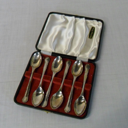 6 Silver spoons in red lined case, Sheffield 1964, 2.7oz