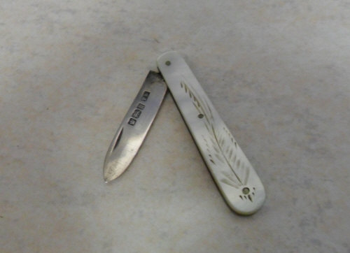 Mother of pearl fruit knife with silver blade, Sheff 1902