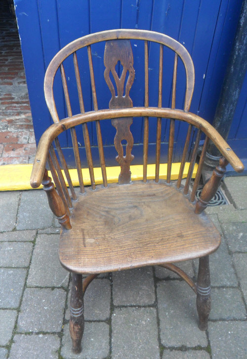 Elm wood Windsor chair with crinoline stretcher
