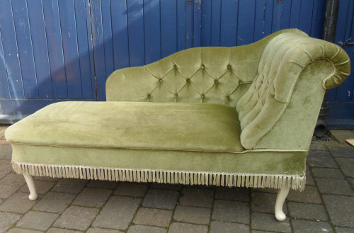 Modern green velvet chaise longue