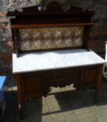 Vict/Edw marble top wash stand with tiled back