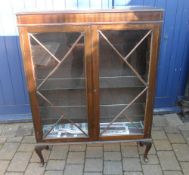 Mah display cabinet with double doors