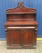 Vict mah Chiffonier