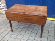 Vict mah pembrooke table with turned legs