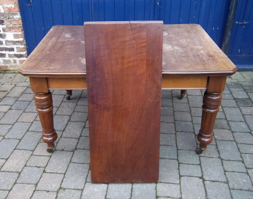 Vict windout dining table (no winder)