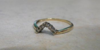 9ct gold diamond v shaped ring, size approx J 1/2