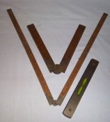 2 wooden measures & an old sm wooden spirit level