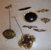 8 brooches, some 9ct gold