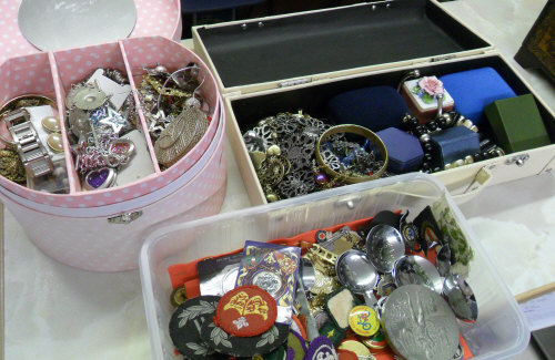Sel of badges & souvenir caddy spoons & 2 jewellery boxes of costume jewellery