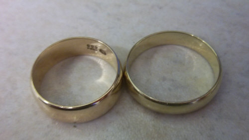 2 x 14ct gold wedding bands, size approx R & T 1/2, wt 9.9 g