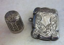 Silver vesta case Birm 1912 & silver thimble Birm 1918, approx wt 0.6 oz