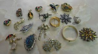 Sel of costume jewellery