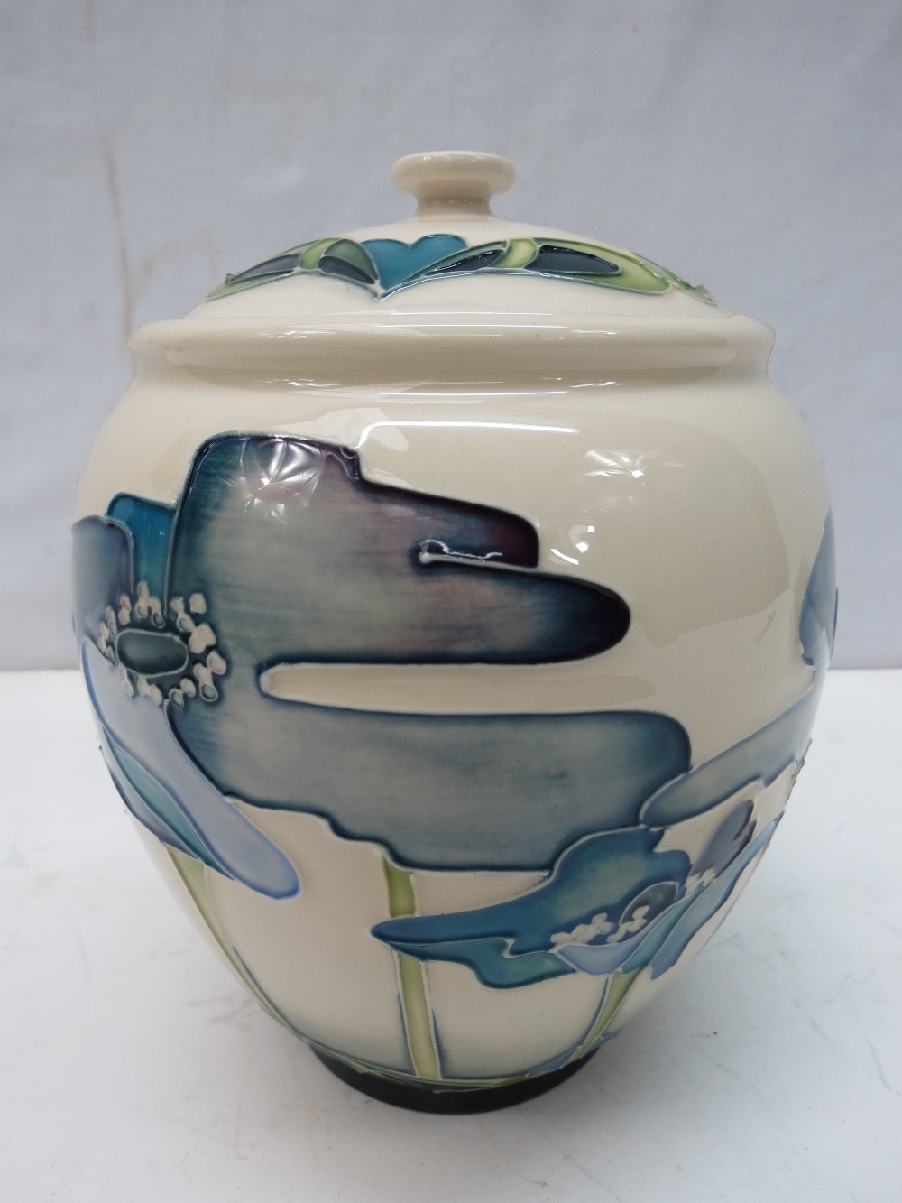 A Moorcroft blue heaven jar and cover, 16cm