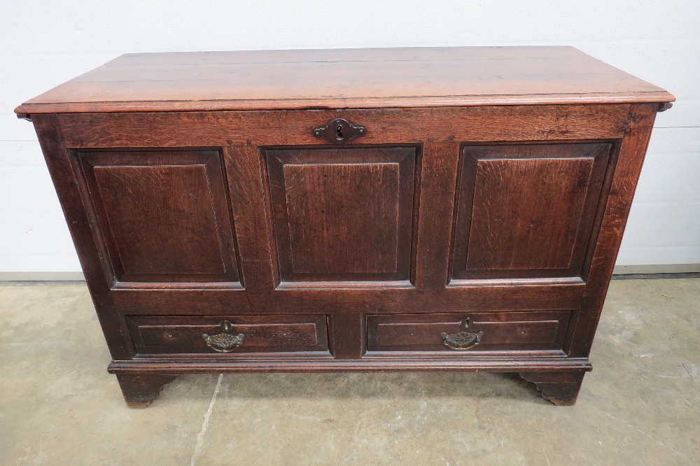 An early 19thC countrymade mule chest. The lid lifting to reveal compartment within, three field