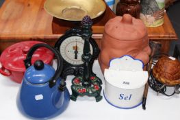 A QTY OF CHINAWARE AND KITCHENALIA, ETC