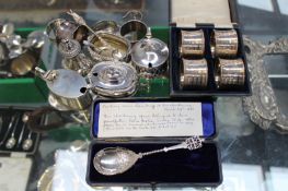 A GROUP OF HALLMARKED SILVER AND WHITE METAL TABLE ARTICLES, TO INCLUDE NAPKIN RINGS, CONDIMENT
