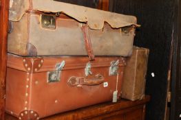 A QTY OF VINTAGE SUITCASES