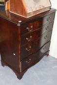 A MAHOGANY SERPENTINE FRONT CHEST OF DRAWERS