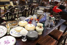 A QTY OF CHINAWARE, GLASS, ORNAMENTS,ETC