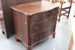 A MAHOGANY SERPENTINE FRONT CHEST OF DRAWERS