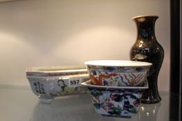 A GROUP OF CHINESE PORCELAIN ITEMS TO INCLUDE A BULB BOWL, TWO SMALL BOWLS AND A VASE