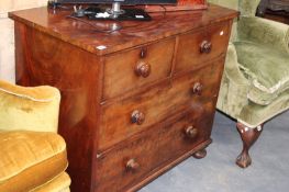A SMALL VICTORIAN MAHOGANY CHEST OF DRAWERS