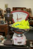 A SET OF VINTAGE GROCERY SCALES AND AN OIL LAMP