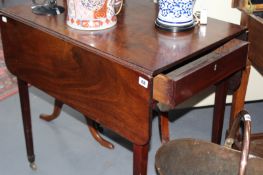 A SMALL GEORGIAN MAHOGANY PEMBROKE TABLE