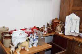 A LARGE QTY OF BLUE AND WHITE CHINAWARE, KITCHENALIA,ETC