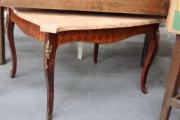 A CONTINENTAL INLAID AND BRASS MOUNTED MARBLE TOP COFFEE TABLE