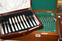 A HALLMARKED SILVER CUTLERY SET IN OAK CASE AND OTHER ITEMS.