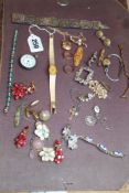 A SELECTION OF ASSORTED COSTUME JEWELLERY.