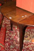 A MAHOGANY GATELEG TABLE