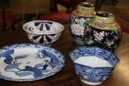 A GROUP OF ANTIQUE ORIENTAL EXPORTWARES TO INCLUDE AN IMARI DEEP BOWL AND A PAIR OF FAMILLE NOIRE