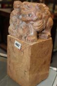 A LARGE ANTIQUE CHINESE CARVED STONE SEAL, PLAYFUL FOO LIONS ATOP SQUARE BLOCK BASE, 30CMM HIGH