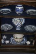 A COLLECTION OF ORIENTAL EXPORT PORCELAIN MOSTLY BLUE AND WHITE TO INCLUDE A CHINESE BOTTLE FORM