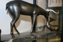 A BRONZE FIGURE OF A DEER AND FAWN IN THE ART DECO STYLE WITH MARBLE BASE