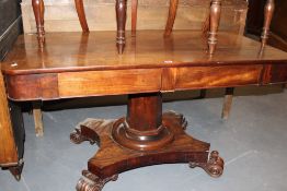 A VICTORIAN MAHOGANY PEDESTAL CENTRE TABLE