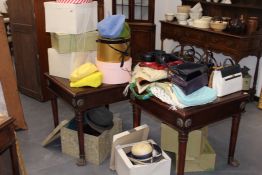 AN EXTENSIVE COLLECTION OF VINTAGE HATS AND HANDBAGS (SOME BOXED).