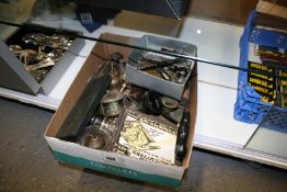A BOX OF VINTAGE COLLECTABLES TO INCLUDE PIPES, KNIVES, BADGES, ETC.