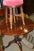 A GEORGIAN MAHOGANY TRIPOD TABLE AND A VICTORIAN PIANO STOOL