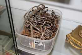 A LARGE COLLECTION OF ANTIQUE KEYS.