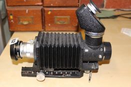 A LEITZ VISOFLEX II SERIAL NUMBER 29117 MOUNTED ON A LEITZ BELLOW II(?) SERIAL NUMBER 2204 AND A