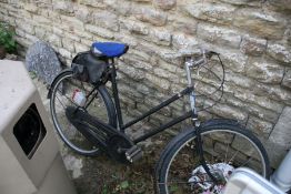 A VINTAGE LADIES RALEIGH BICYCLE