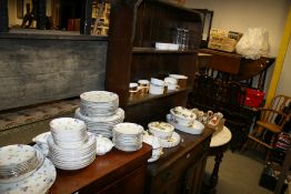 A QTY OF WORCESTER EVESHAM CHINA AND A DINNER SERVICE