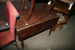 AN EARLY VICTORIAN MAHOGANY PEMBROKE TABLE