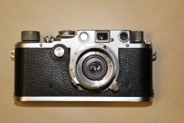 A LEICA IIIC CAMERA SERIAL NUMBER 376925 WITH LEATHER LEICA CASE.