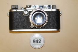 A LEICA IIIA CAMERA SERIAL NUMBER 197863 WITH LEATHER LEICA CASE.