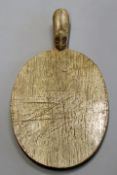 Mouseman workshops: a shaped oak cheese board, carved with mouse to handle, 39cm long.