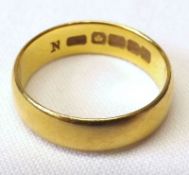 An early 20th Century hallmarked 18ct Gold Wedding Ring, Birmingham 1919, weighing approx 4 ½ gm